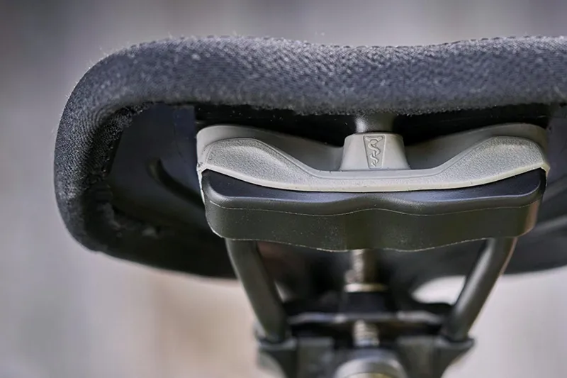 SQlab Gravel Saddle 614 Ergowave Active 2.1 S-Tube-5